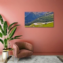 «Альпийская дорога Гроссглокнер-Хохальпенштрассе» в интерьере современной гостиной в розовых тонах