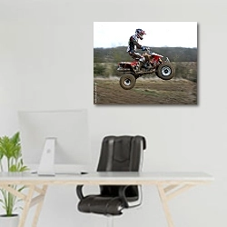 «Квадроцикл» в интерьере офиса над рабочим местом