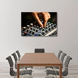 «Микшерный пульт крупным планом» в интерьере конференц-зала над столом для переговоров