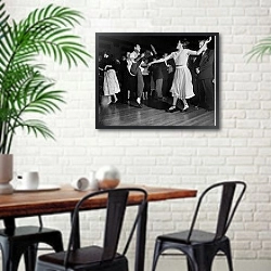 «История в черно-белых фото 926» в интерьере столовой в скандинавском стиле с кирпичной стеной