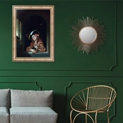 «Мальчик с мышеловкой» в интерьере классической гостиной с зеленой стеной над диваном