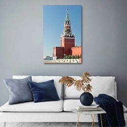 «Россия, москва. Спаская башня Кремля» в интерьере современной гостиной в синих тонах