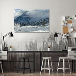 «Лыжник практикуется в сноукайтинге на фоне гор» в интерьере офиса в стиле лофт