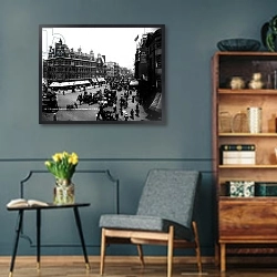 «Tottenham Court Road from Oxford Street, London, c.1891» в интерьере гостиной в стиле ретро в серых тонах
