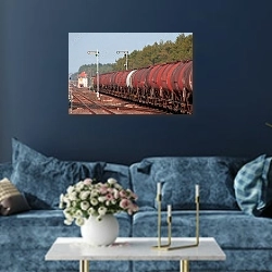 «Грузовой поезд перевозящий топливо» в интерьере современной гостиной в синем цвете