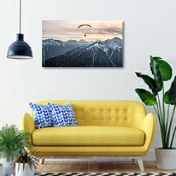 «Полет параплана над заснеженными вершинами Кавказских гор» в интерьере современной гостиной с желтым диваном