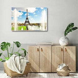 «Франция, Париж. Eiffel Tower and fountains of Trocadero» в интерьере современной комнаты над комодом