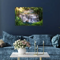 «Ступенчатый тропический водопад» в интерьере современной гостиной в синем цвете
