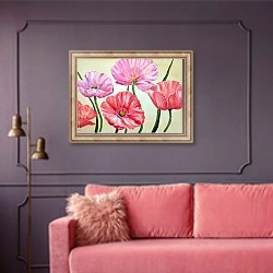 «Розовые и красные маки» в интерьере гостиной с розовым диваном