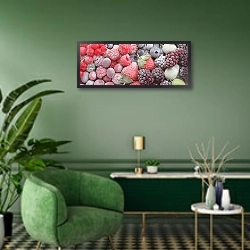 «Chilled berries, 2001» в интерьере гостиной в зеленых тонах