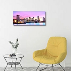 «США. Нью-Йорк. Панорама с закатом над Манхэттеном» в интерьере светлой комнаты с желтым креслом