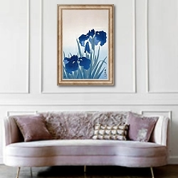 «Irises» в интерьере гостиной в классическом стиле над диваном