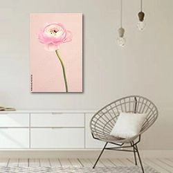 «Красивый пастельный цветок на нежно-розовом фоне» в интерьере белой комнаты в скандинавском стиле над комодом