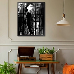 «Hepburn, Audrey (Sabrina) 10» в интерьере комнаты в стиле ретро с проигрывателем виниловых пластинок