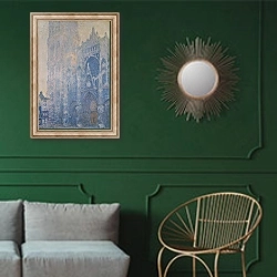 «Руанский собор утром» в интерьере классической гостиной с зеленой стеной над диваном