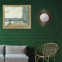 «The Seine at Bouille, a Gust of Wind, 1894» в интерьере классической гостиной с зеленой стеной над диваном