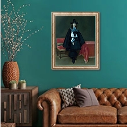 «Портрет молодого мужчины в черном» в интерьере гостиной с зеленой стеной над диваном