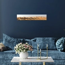 «Абу-Даби в дюнах, ОАЭ» в интерьере стильной синей гостиной над диваном