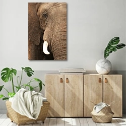 «Половина портрета слона» в интерьере современной комнаты над комодом