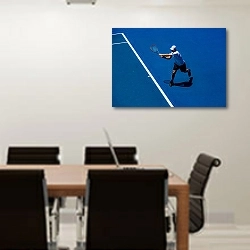 «Теннисист с ракеткой» в интерьере конференц-зала над столом