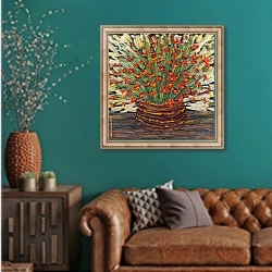 «Букет из ярко-красных цветов в коричневой вазе» в интерьере гостиной с зеленой стеной над диваном