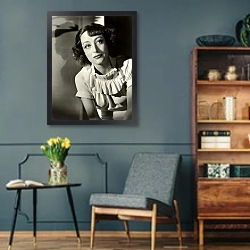 «Crawford, Joan 21» в интерьере гостиной в стиле ретро в серых тонах