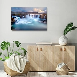 «Голубой водопад » в интерьере современной комнаты над комодом