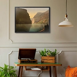 «Норвегия. Живописный вид Гейрангер-фьорд» в интерьере комнаты в стиле ретро с проигрывателем виниловых пластинок