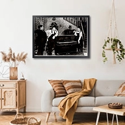 «Laurel & Hardy (Music Box, The)» в интерьере гостиной в стиле ретро над диваном
