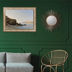 «Греческое побережье» в интерьере классической гостиной с зеленой стеной над диваном