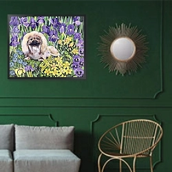 «Peke in the Flower Bed» в интерьере классической гостиной с зеленой стеной над диваном