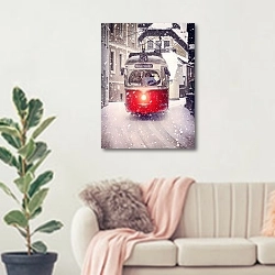 «Зимний трамвайчик» в интерьере современной светлой гостиной над диваном