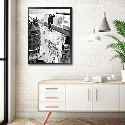 «История в черно-белых фото 21» в интерьере комнаты в скандинавском стиле над тумбой