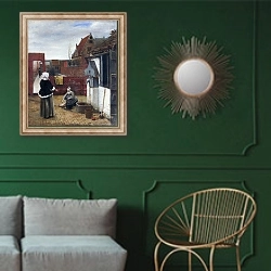 «Женщина и ее служанка на внутреннем дворе» в интерьере классической гостиной с зеленой стеной над диваном