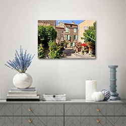 «Красивые каменные дома на деревенской улице в Провансе, Франция» в интерьере современной гостиной с голубыми деталями
