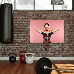 «Спортивная женская тренировка с гантелями» в интерьере тренажерного зала с красной кирпичной стеной