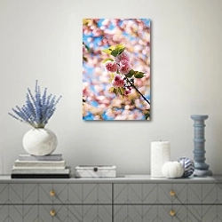 «Веточка цветущего вишневого дерева» в интерьере современной гостиной с голубыми деталями