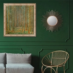 «Сосновый лес» в интерьере классической гостиной с зеленой стеной над диваном