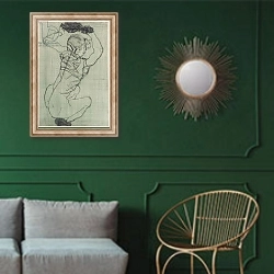 «Crouching, 1914, published 1919» в интерьере классической гостиной с зеленой стеной над диваном