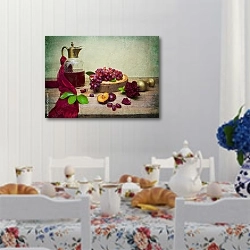 «Натюрморт с графином сока и фруктами на деревянном столе» в интерьере кухни в стиле прованс над столом с завтраком