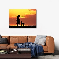 «Лошади на закате» в интерьере современной гостиной над диваном