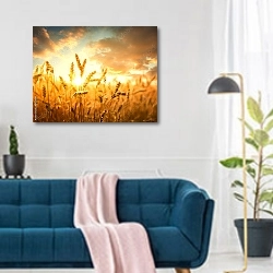 «Пшеничное поле на золотом закате» в интерьере современной гостиной над синим диваном