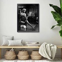 «Monroe, Marilyn 144» в интерьере комнаты в стиле ретро с плетеными корзинами