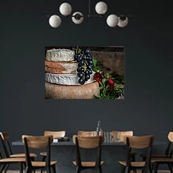 «Четыре головки сыра и виноград» в интерьере столовой с черными стенами