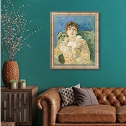 «Девушка на диване» в интерьере гостиной с зеленой стеной над диваном