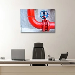 «Красная газовая труба» в интерьере кабинета директора над офисным креслом