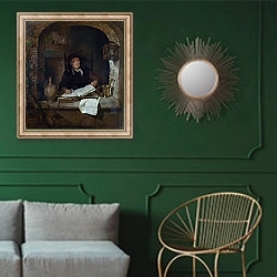 «Престарелая женщина с книгой» в интерьере классической гостиной с зеленой стеной над диваном