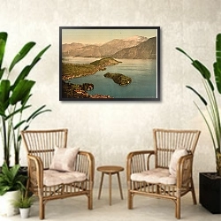 «Италия. Озеро Комо, Тремеццина» в интерьере комнаты в стиле ретро с плетеными креслами