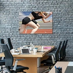 «Соревнования по бегу» в интерьере современного офиса с черной кирпичной стеной