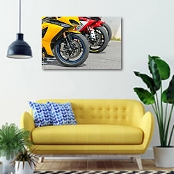 «Гоночные мотоциклы на страте» в интерьере современной гостиной с желтым диваном